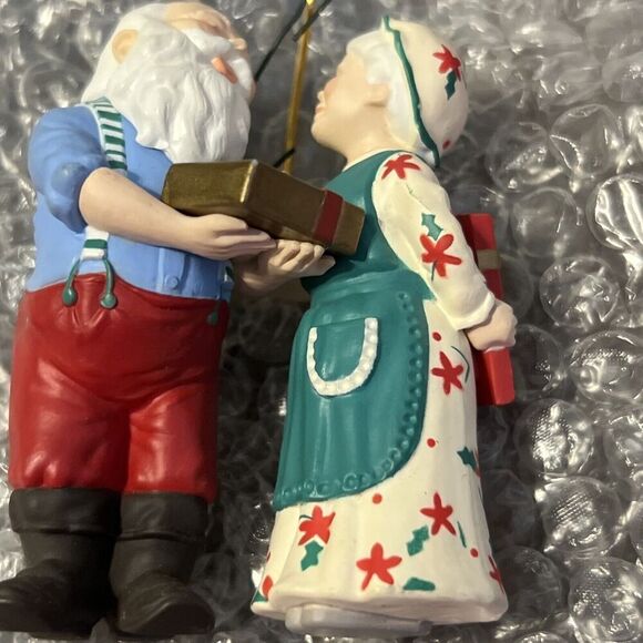 1992 Hallmark The Gift Exchange Mr & Mrs Claus Series Keepsake Ornament #7 - Picture 6 of 6